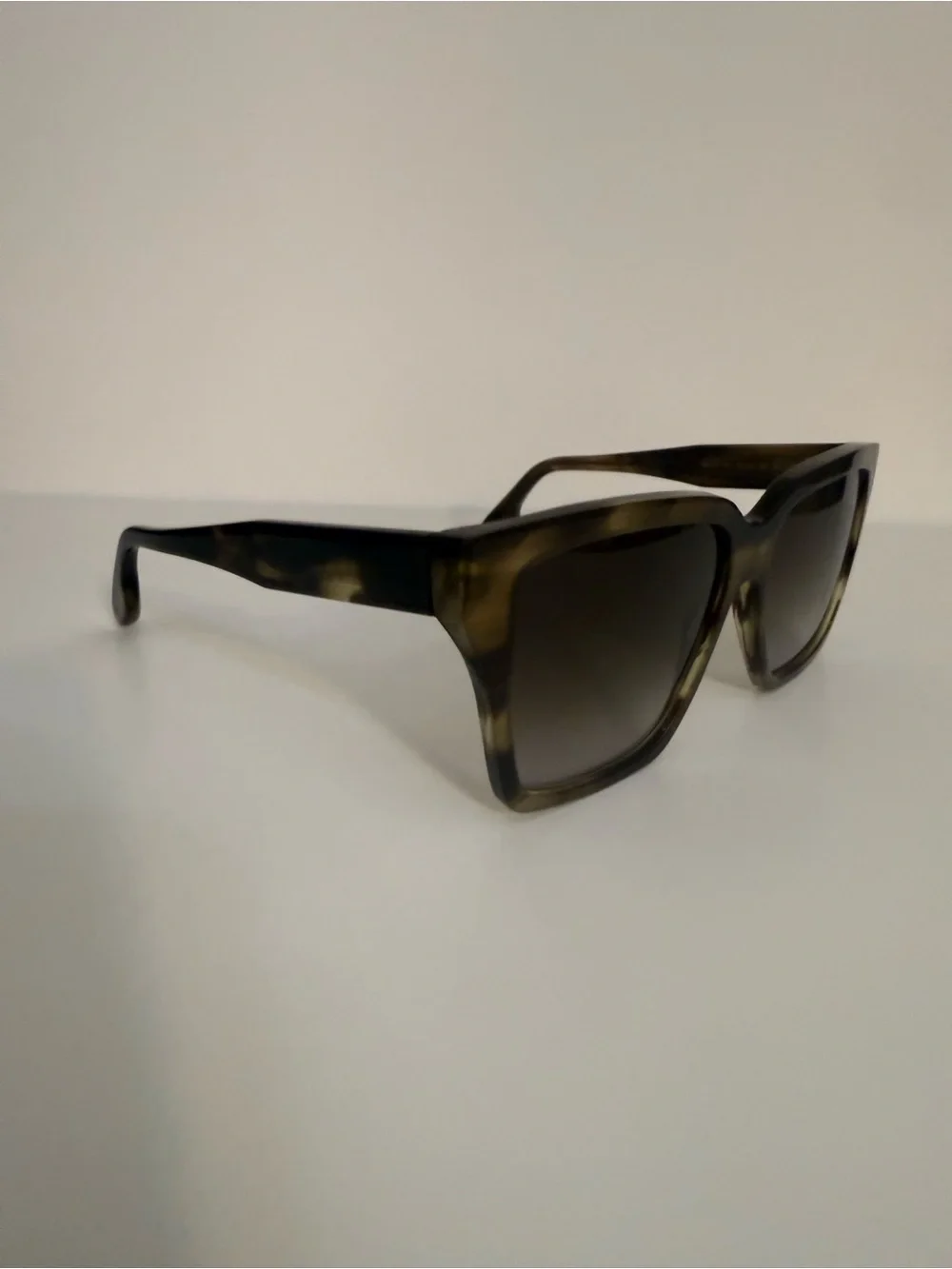 Victoria Beckham VB672S women’s  Sunglasses Square Tortoise Striped Khaki Havana